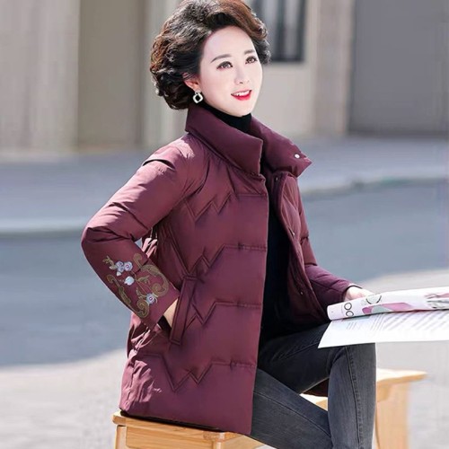 Autumn and winter new style mother's clothing, foreign style embroidered short cotton clothing, middle-aged and elderly age-reducing fashion cotton-padded jackets and thickened jackets